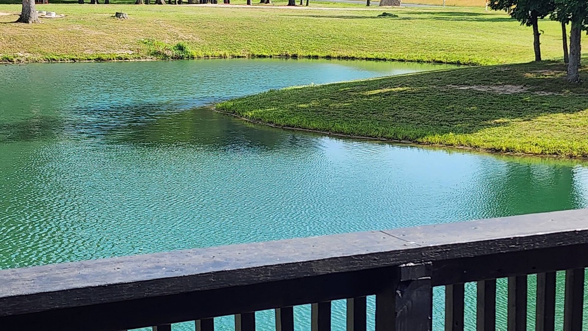 Lakewood House | Lake Shelbyville Corn Crib is a Charming 2-bedroom house with fishing ponds