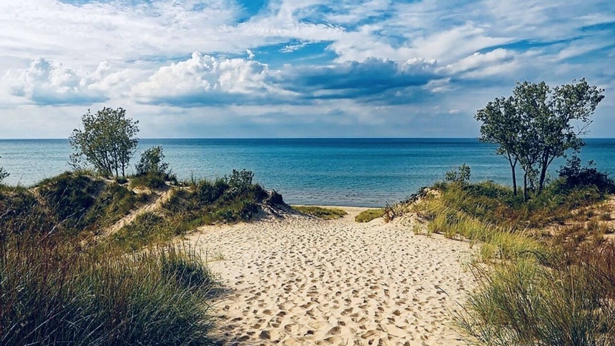 Miller Beach House | Lake Shore Beach House. Across The Alley From Our Stunning Beach