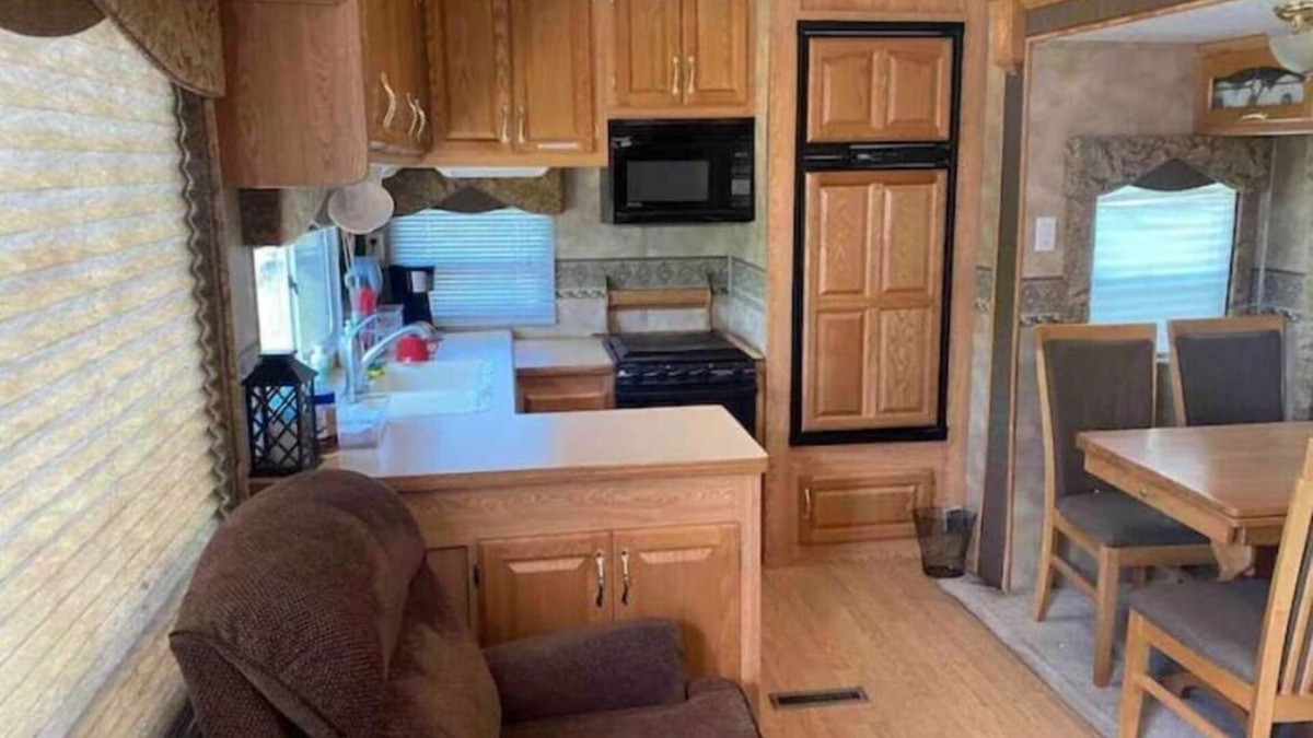 Swanlake House | Lake shore queen bed trailer, tiki torches, & tent space for extra guest