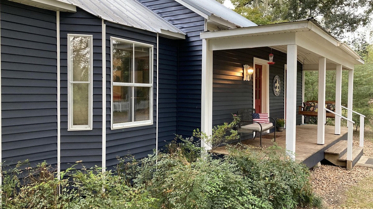 Breaux Bridge House | Lake Side Cottage with Two Bed Rooms on Private Pond at Country Charm B&B