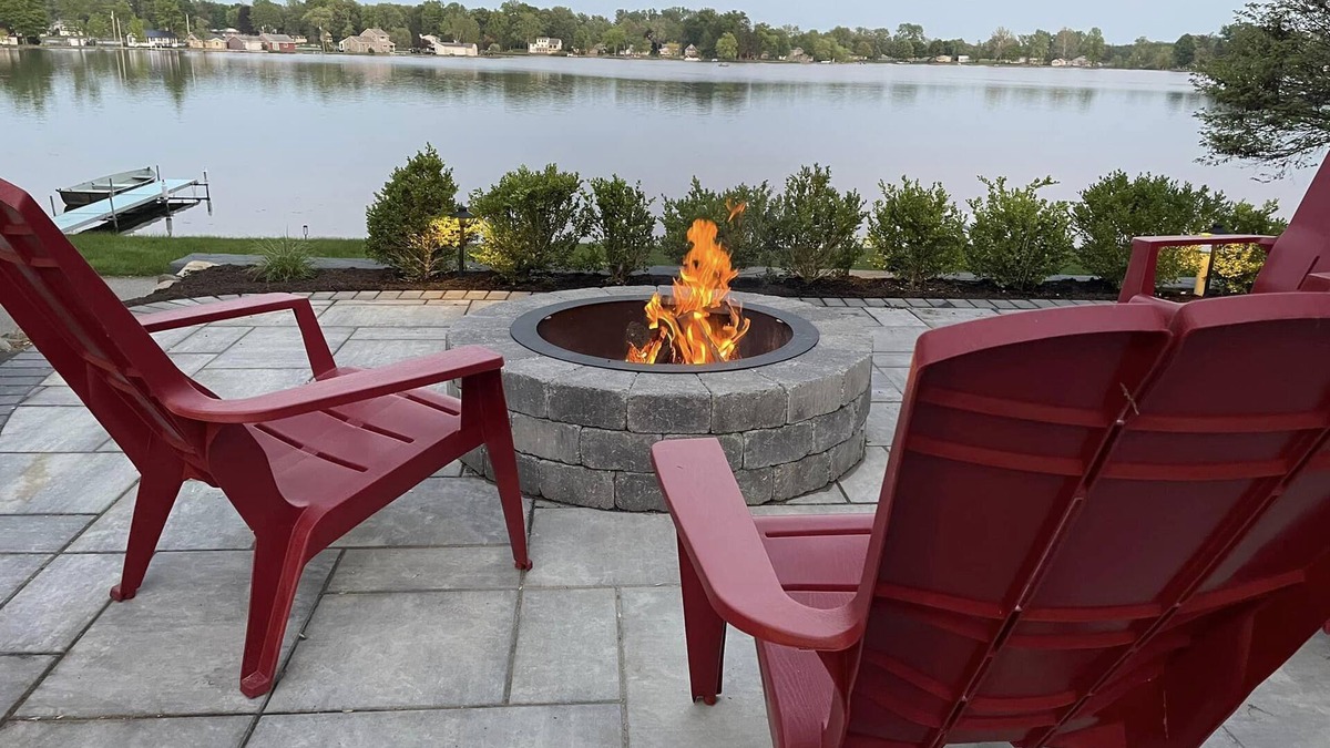 Mongo House | Lake side country home