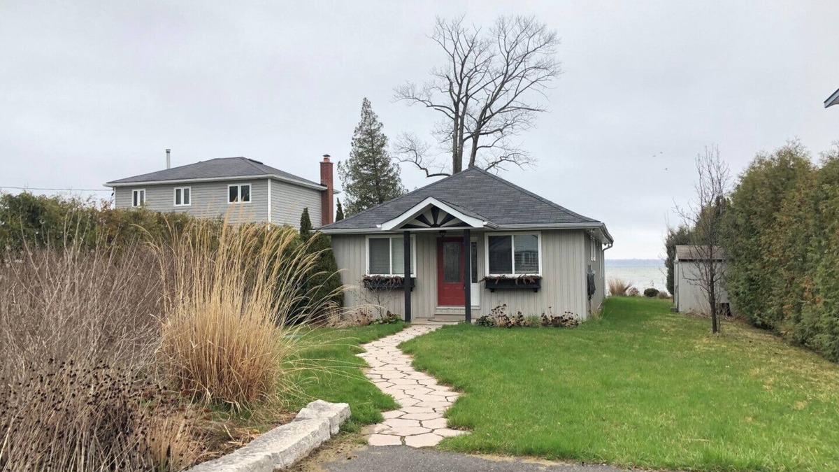 Innisfil Cottage | Lake Simcoe - Bayview Beach Lakefront cottage 1 hour North of Toronto