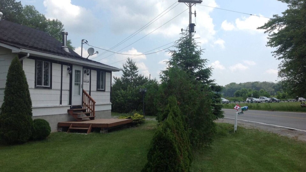 Brock House | Lake Simcoe Cottage across Thorah Centennial Park, Beaverton Ontario