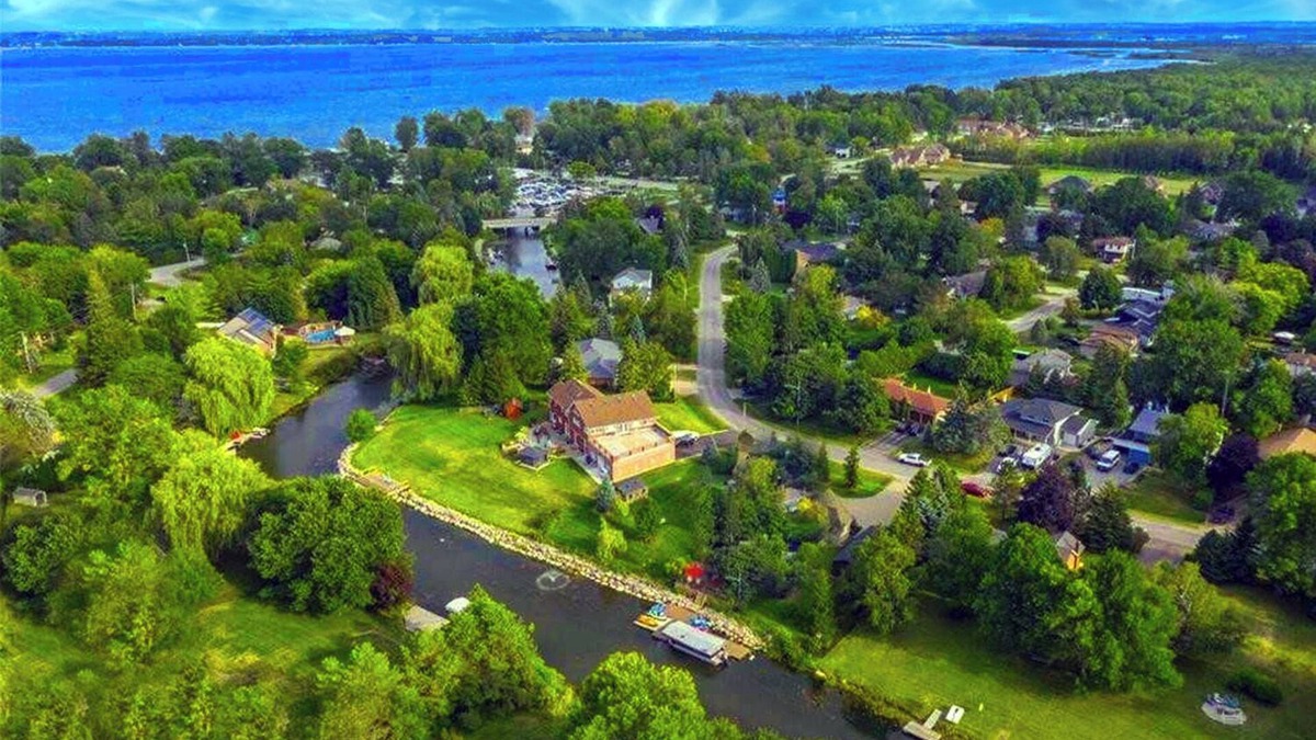 Gilford House | Lake Simcoe Waterfront Villa | Walk to lake · Free canoes · BBQ & firepit