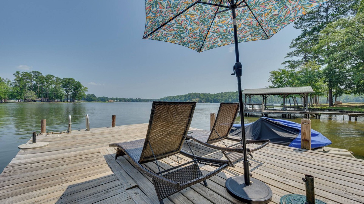Eatonton Cottage | Lake Sinclair 'Crooked Creek Cottage' w/Fire Pit!