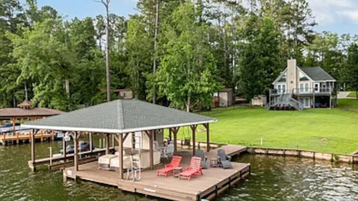 Hardwick House | Lake Sinclair Escape - boathouse, 4 bedroom