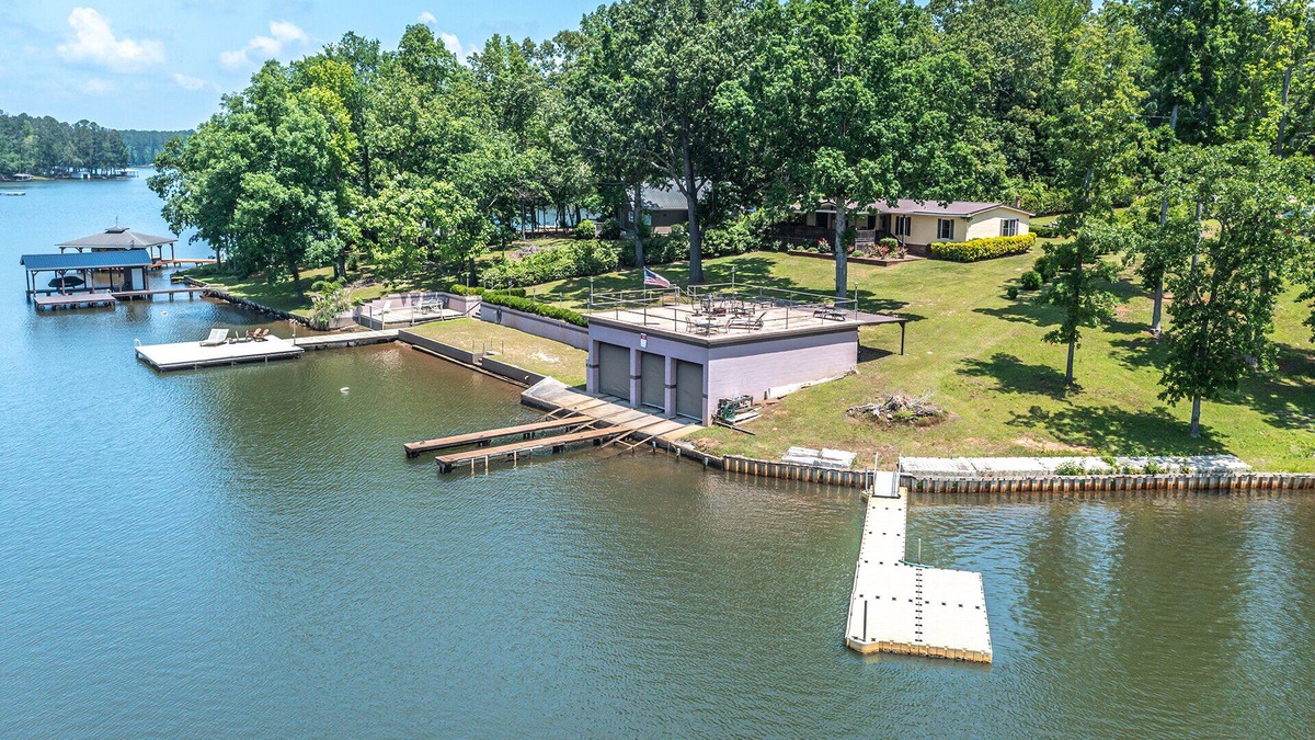 Hardwick House | Lake Sinclair Getaway + Rooftop Patio