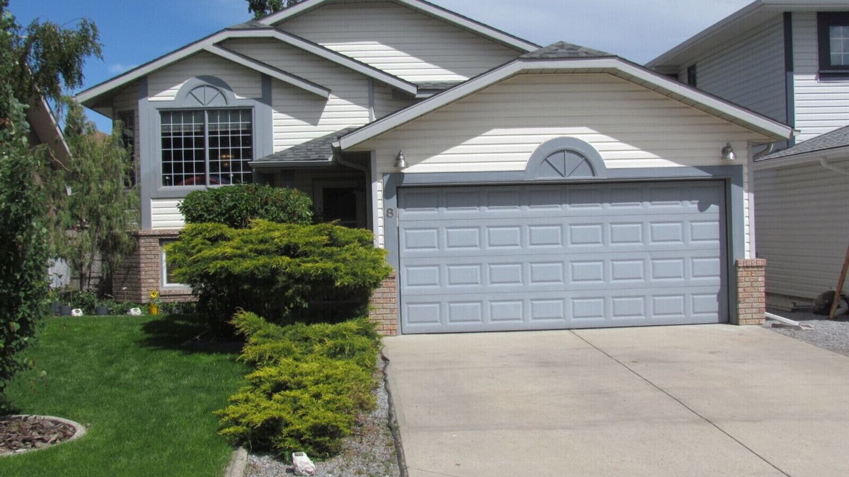Southeast Calgary House | Lake Sundance - Executive Furnished Three Bedroom Upper Duplex