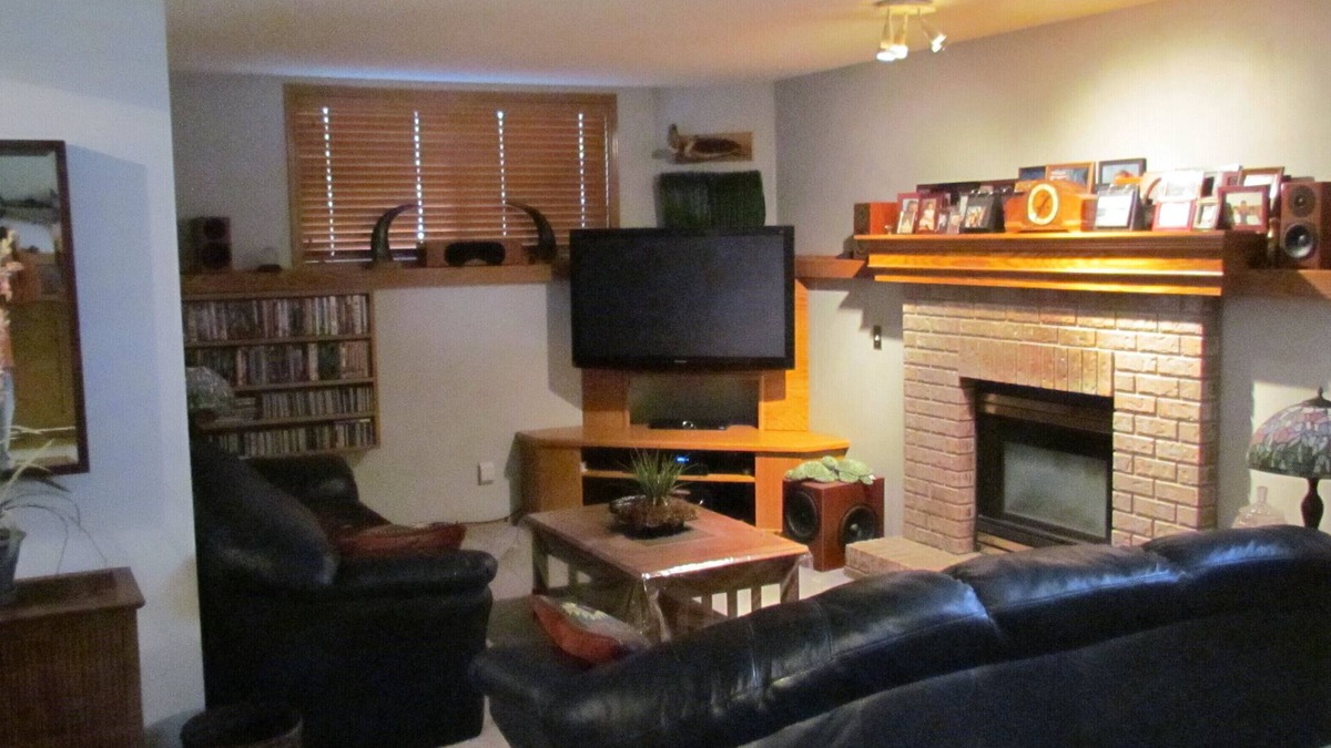 Southeast Calgary House | Lake Sundance - Private Walk Out Suite