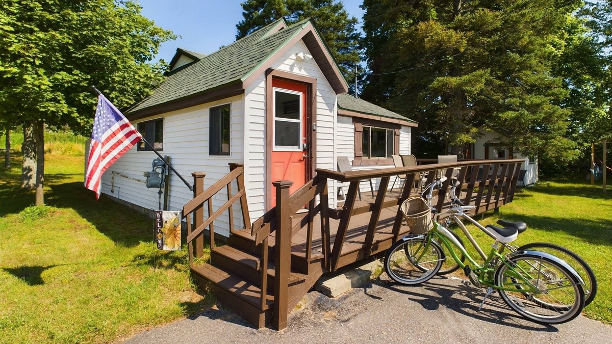 Munising Cottage | Lake Superior View, Pictured Rocks Kayaking Behind the Home!