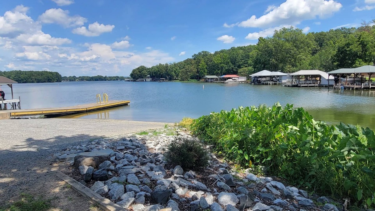Norwood House | Lake Tillery Area, 4-bedroom house in charming Norwood with WiFi, Deck and AC