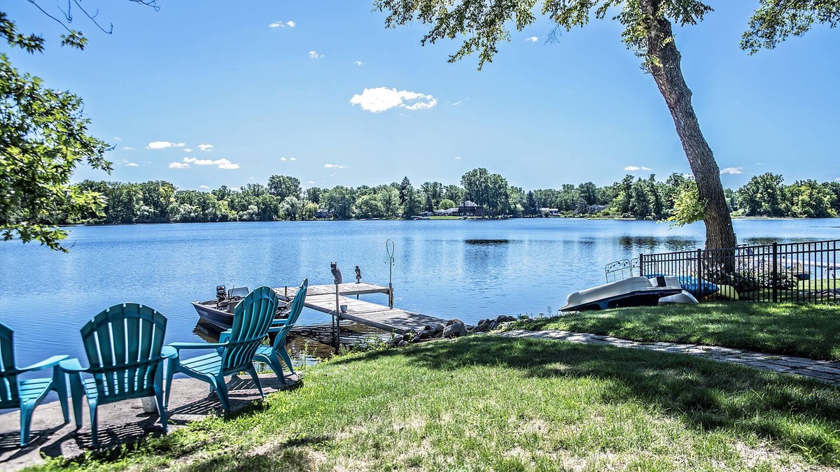 Commerce Township Cottage | Lake front 2-bedroom cozy cottage in Commerce Twp, kayaks, peddle boat, fishing