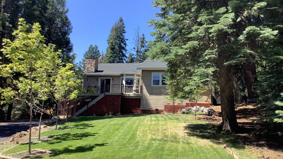 Lake Almanor Country Club Cabin | Lake Almanor CC Cabin filtered lake and full mountain view