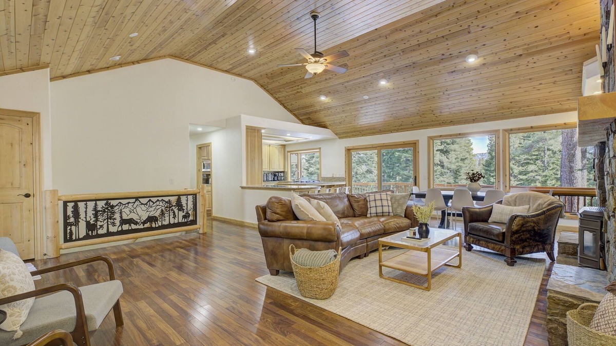 Lake Almanor Country Club House | Lake Ridge Retreat