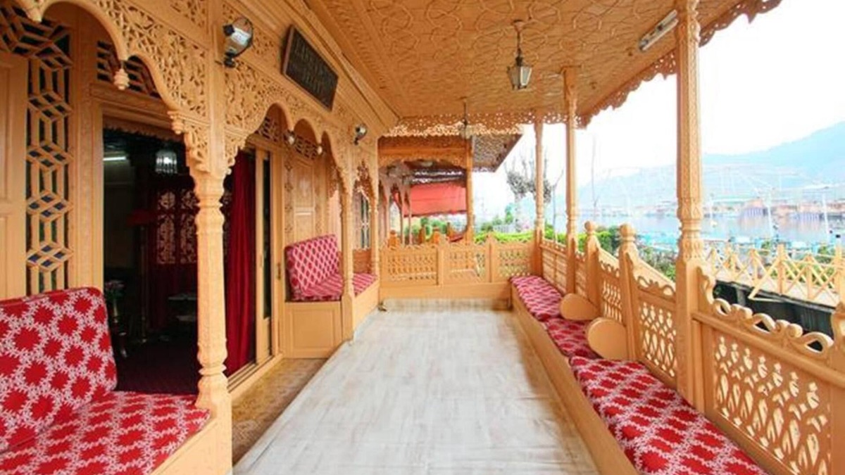 Dal Lake Boat Rental | Lake Victoria Houseboat