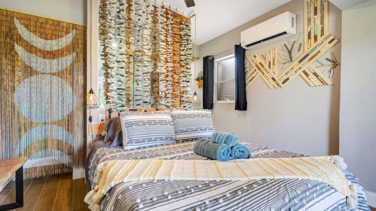 Conway House | Lake view + 10min to dwtn + near parks + 2 guests!