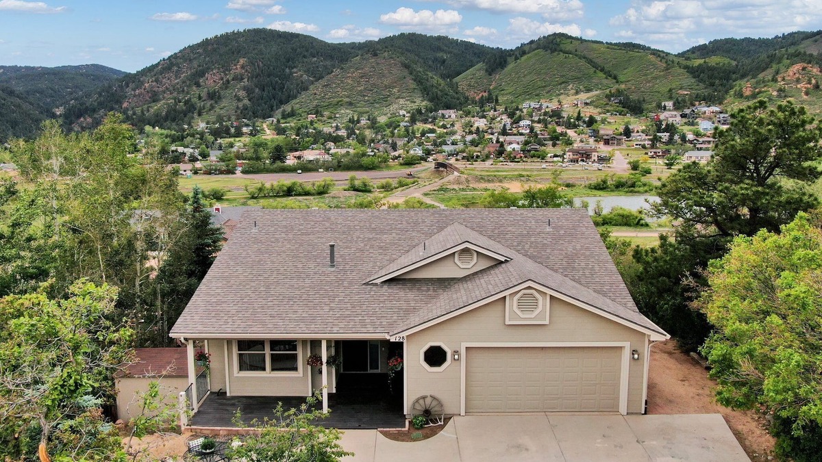 Palmer Lake House | Lake View 5-Bedroom House with a Mountain Backdrop