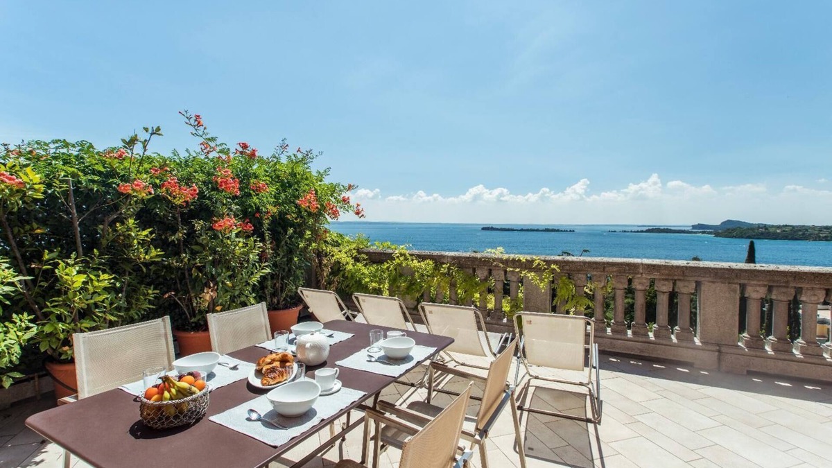 Gardone Riviera Apartment | Lake-view apartment Alloro