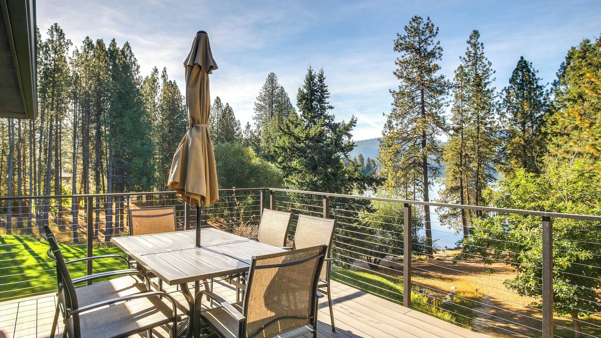 Hayden Lake Apartment | Lake-View Apt w/Furnished Deck in Hayden!