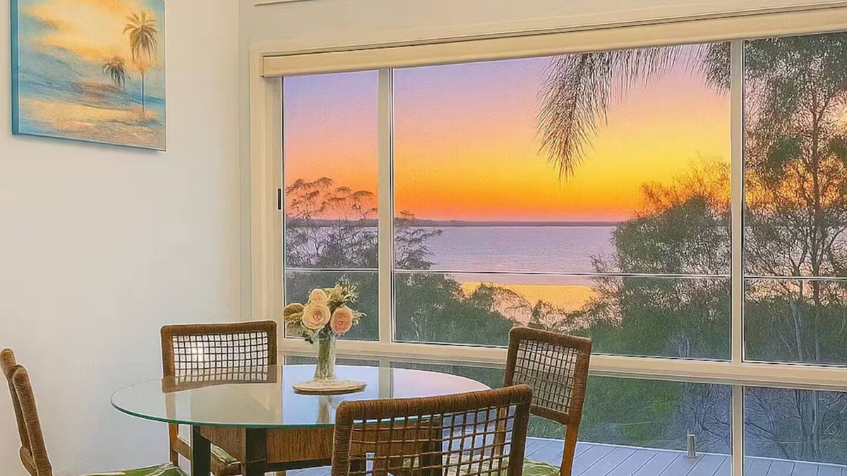 Fishing Point House | Lake View Blue 2 Bedroom House - Wifi, AC, close to Lake Macquarie