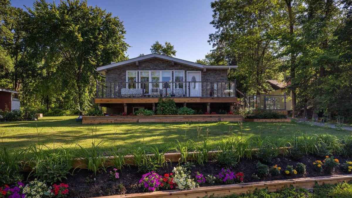 Beaconia House | Lake View Cabin near Grand Beach Park