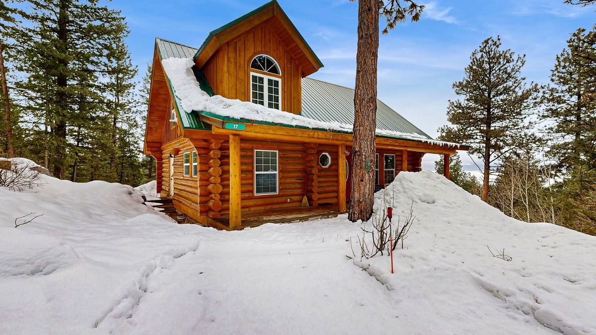 Cascade Cabin | Lake-View Cabin with Deck, Firepit & Pool Table