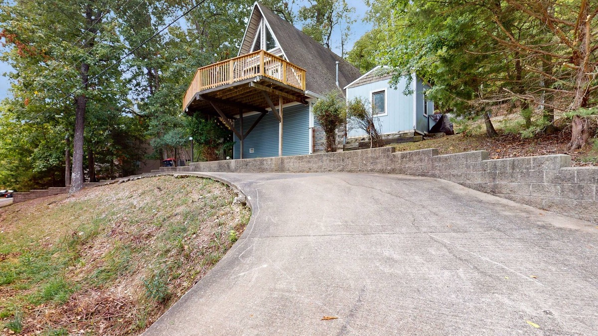 Lost Bridge Village Condo | Lake-view condo with balcony, firepit, outdoor pool, 2 kayaks, & washer/dryer