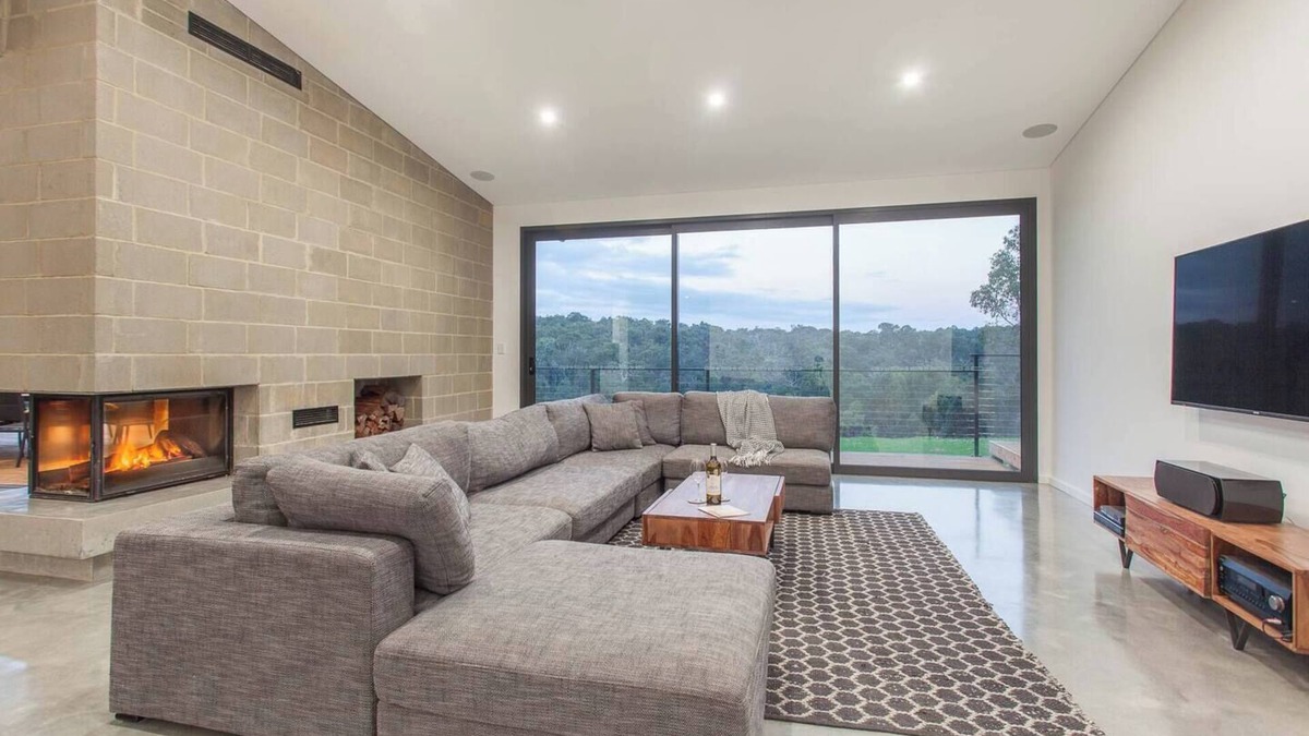 Quindalup House | Lake View Contemporary Comforts meets Nature