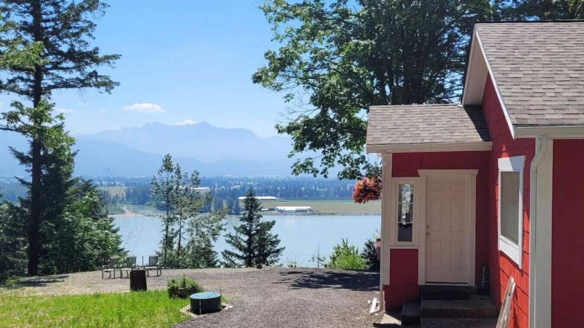Agassiz House | Lake View Cottage in Agassiz