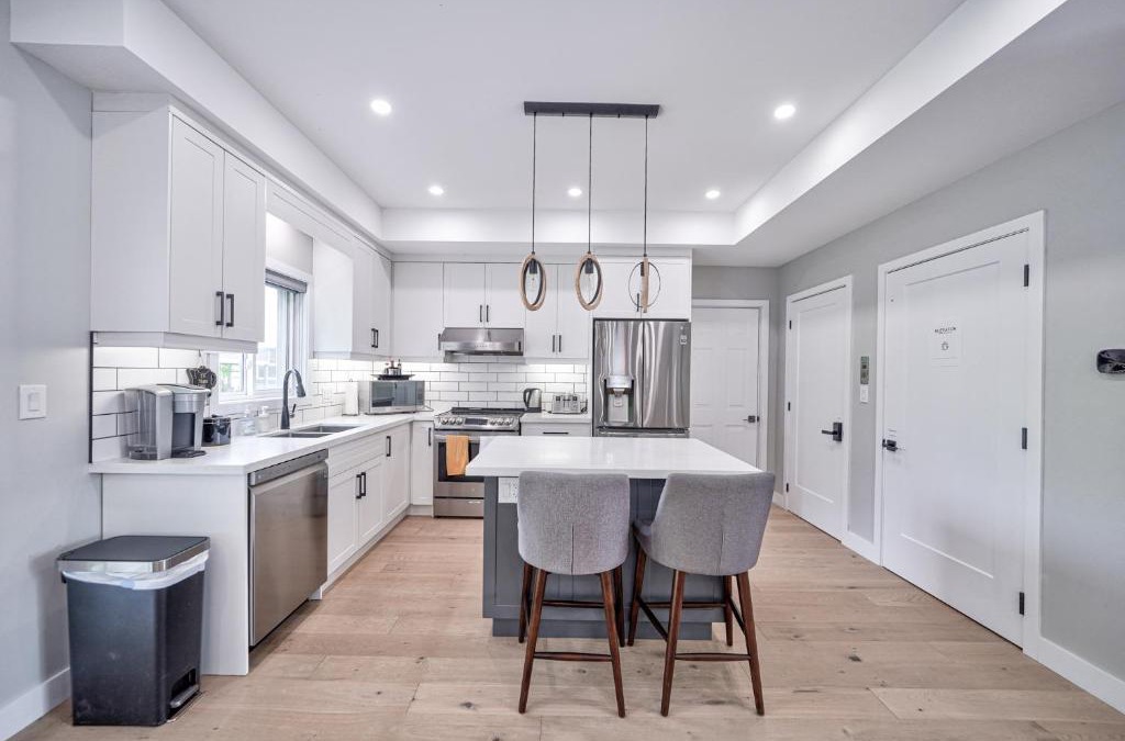 Fort Erie House | Lake view cottage with three ensuites and elevator