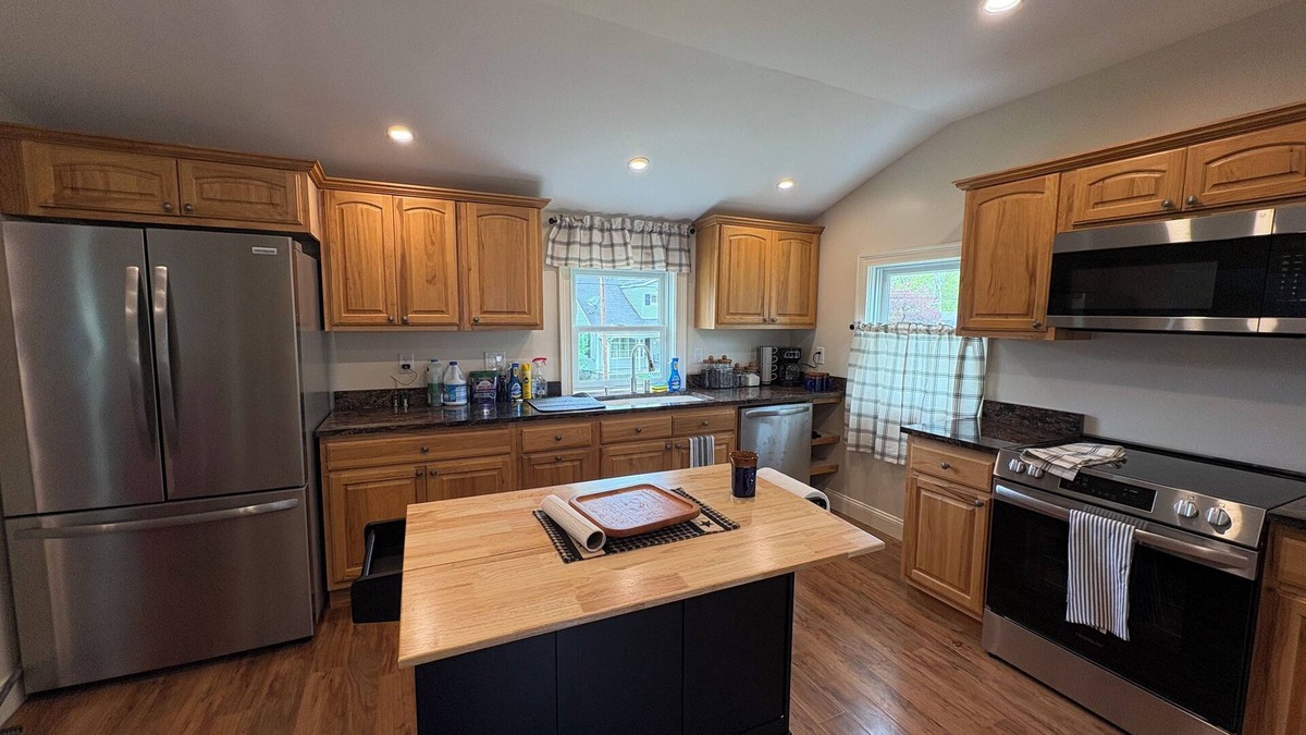 Pittsfield House | Lake View Cozy Cottage