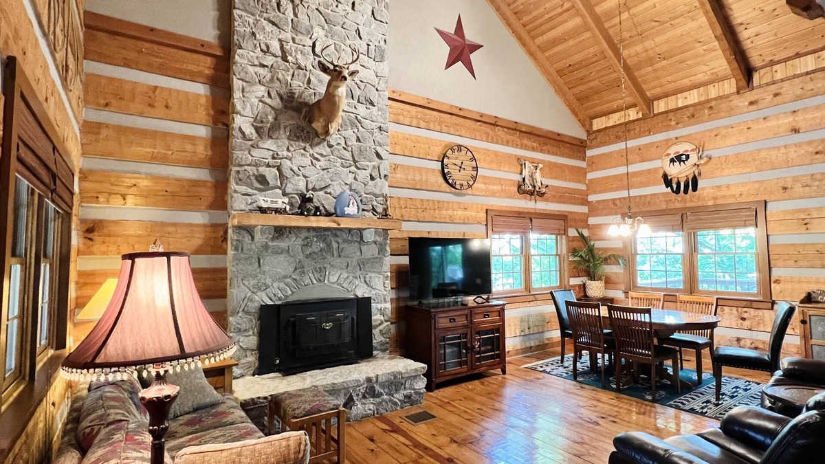 Sloans Valley Cabin | LAKE VIEW- Cozy log cabin close to everything