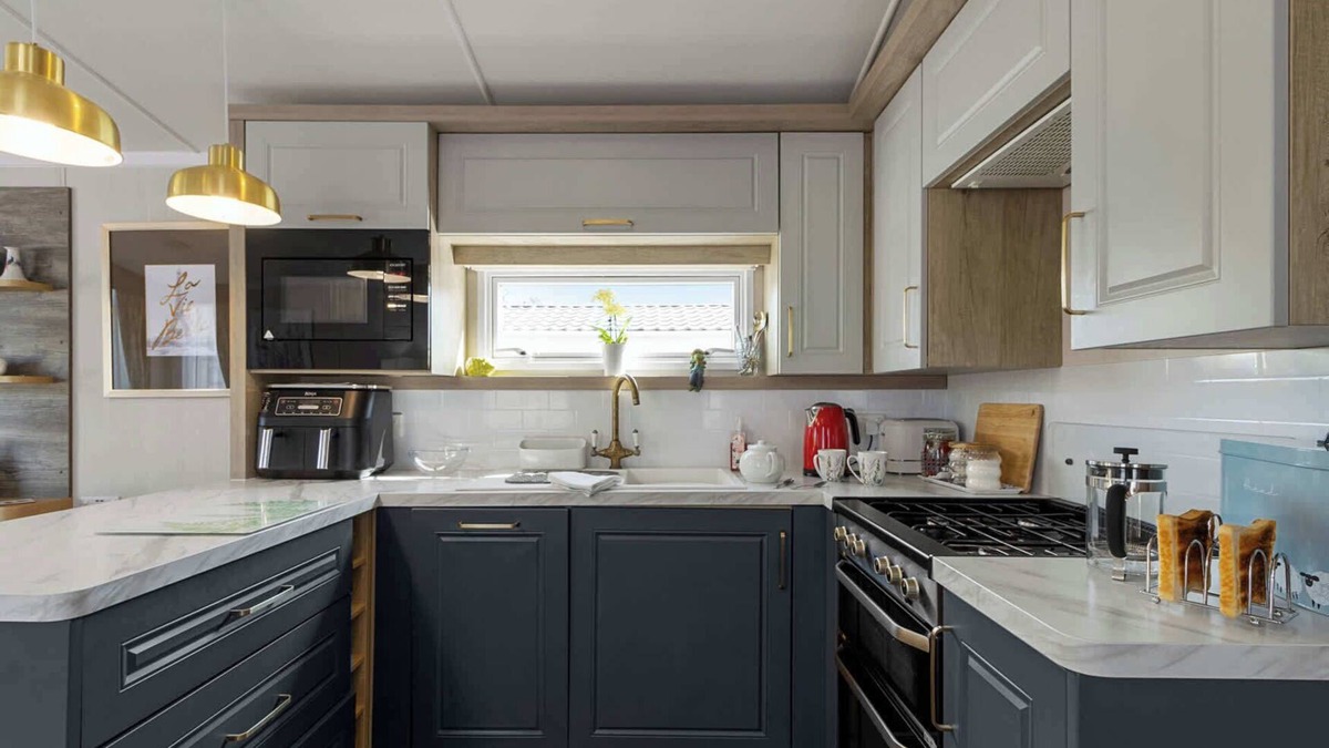 Cheriton Bishop Ski Chalet | Lake View Escape-Fishing,Heated Pool 500yrds away