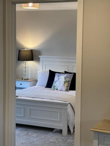 Lilydale House | Lake view family house