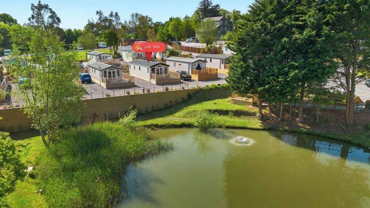 Cheriton Bishop Ski Chalet | Lake View-Fishing+Heated Pool 500yrds away