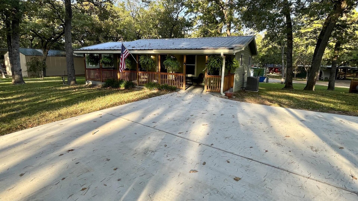 Crockett House | Lake View home with 3 king bedrooms