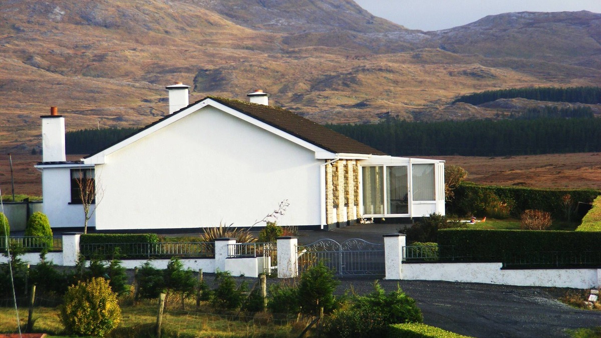 Recess House | Lake View House. The perfect base for touring the West of Ireland and Connemara.