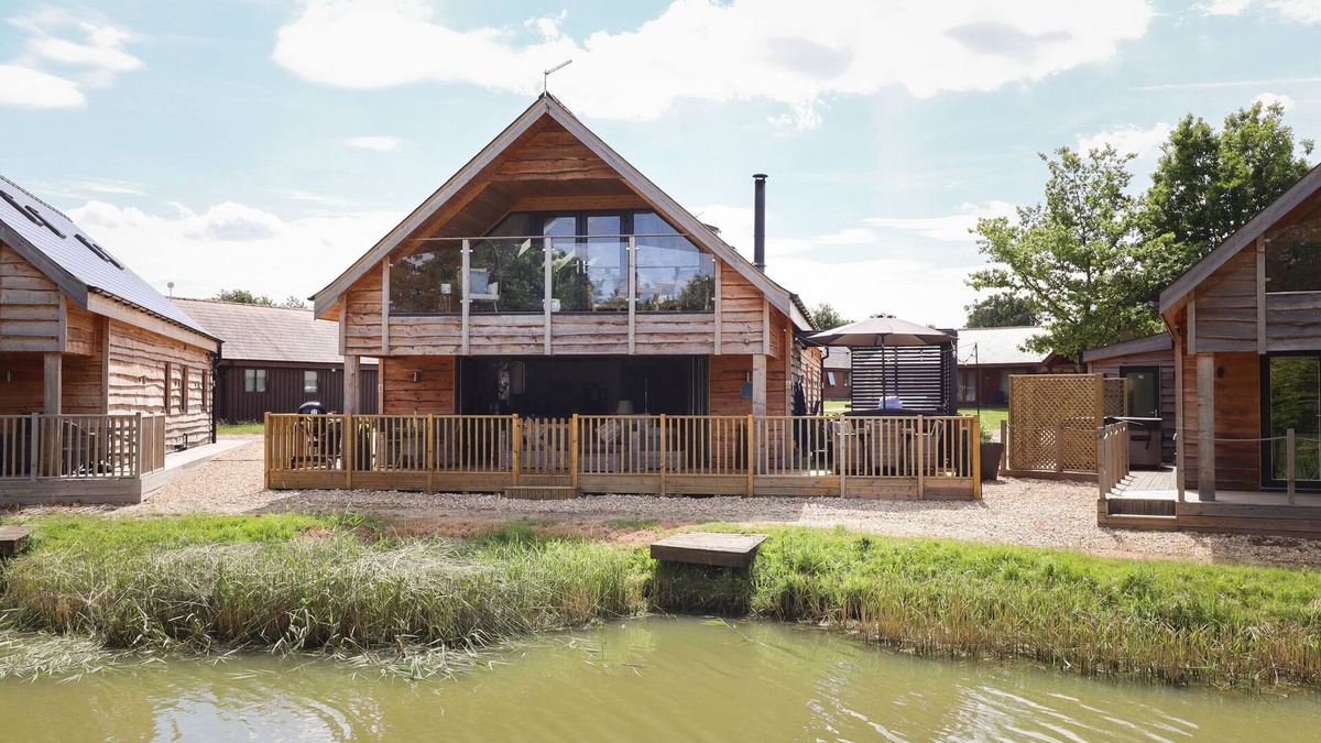 Thorpe On The Hill Cottage | LAKE VIEW LODGE, family friendly, with hot tub in Thorpe-On-The-Hill