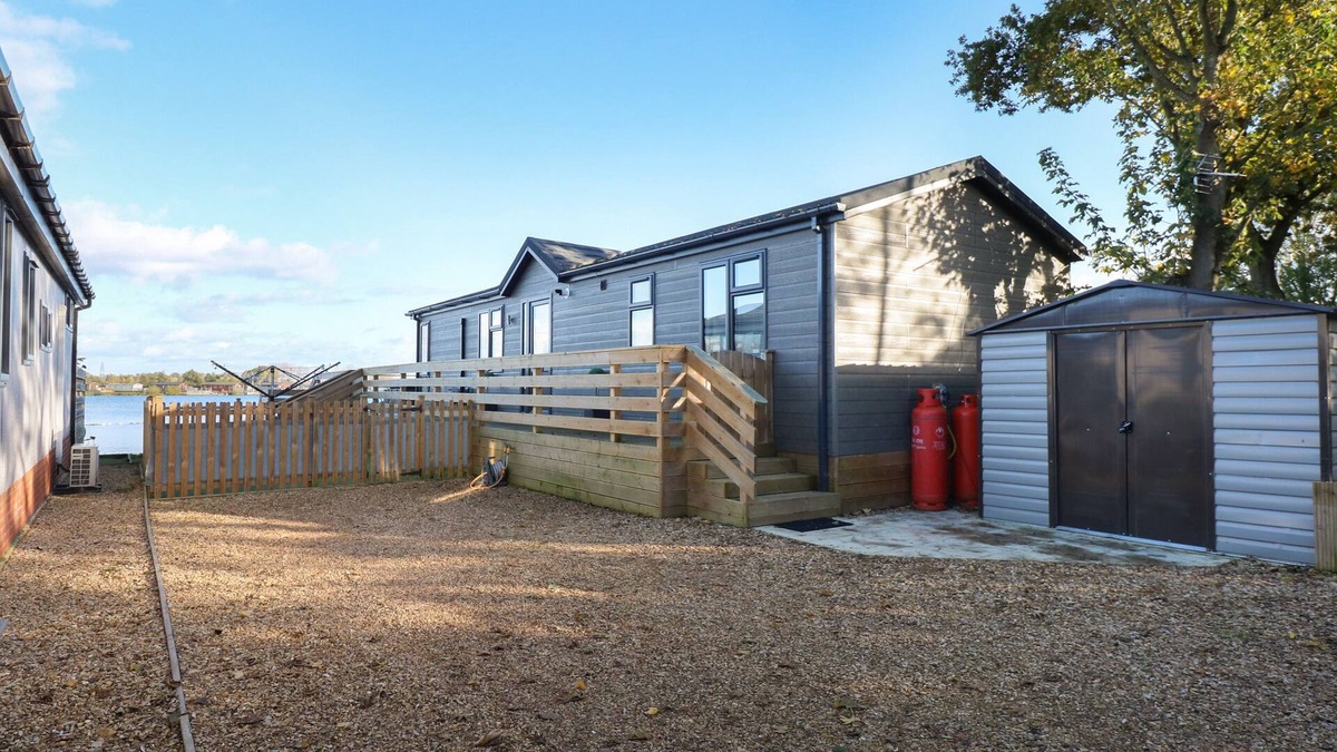 Frognall Cottage | LAKE VIEW LODGE, pet friendly, luxury holiday cottage in Tallington
