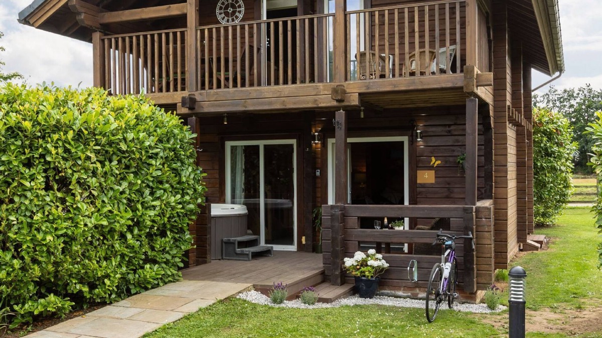 Carlton Miniott Cottage | Lake View Lodge with Hot Tub