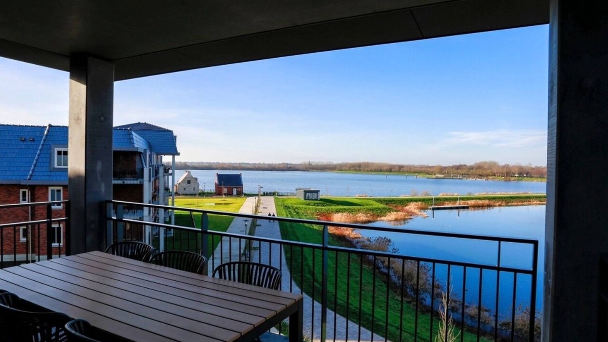 Thorn Apartment | Lake View Penthouse 4p