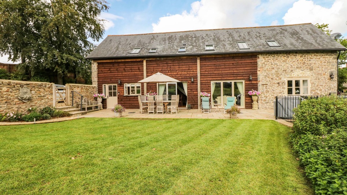 Worlington House | LAKE VIEW, pet friendly, luxury holiday cottage in Lapford