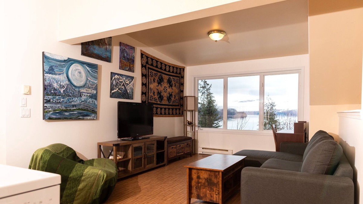 Balfour House | Lake view suite 3 minutes from the beach