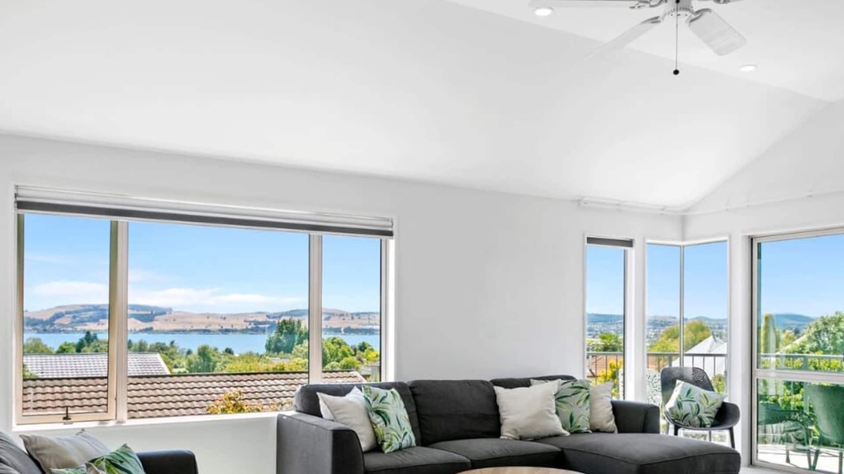 Richmond Heights House | Lake Views! 5min to Town Centre *No Service Fee*