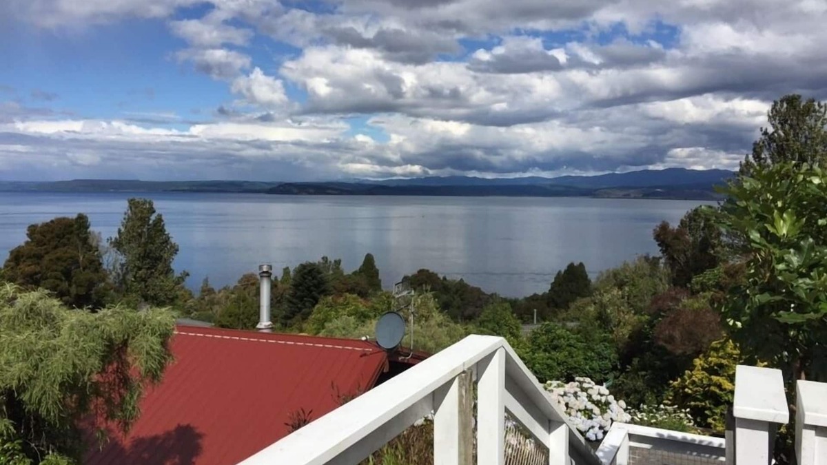 Omori House | Lake views, boating, skiing and hot pools
