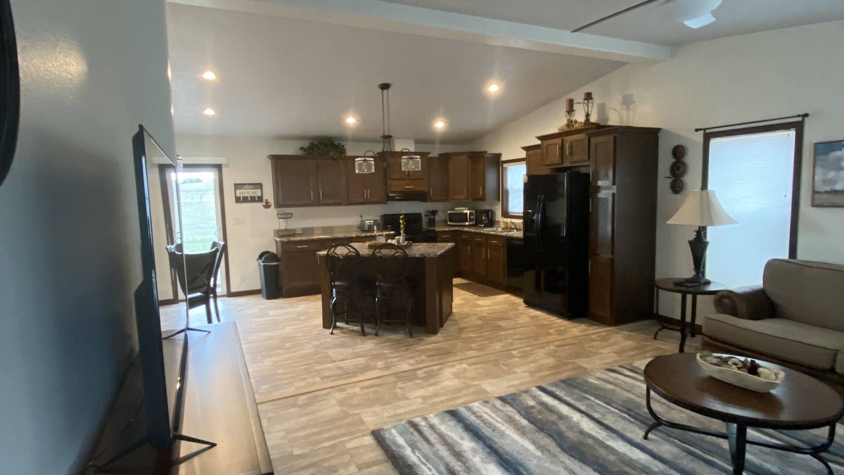 Glendo House | Lake Views! Comforts of home w/the fun of the lake; garage/hottub/laundry & more