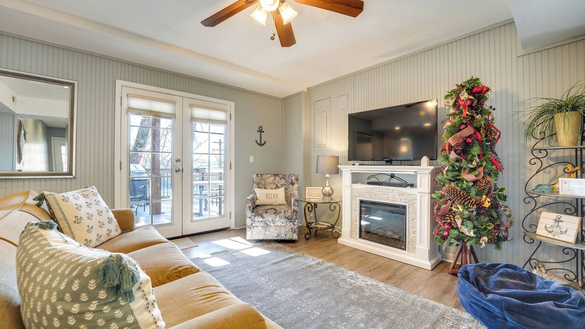 Cape Fair Apartment | Lake Views & Community Perks: Cape Fair Apartment!
