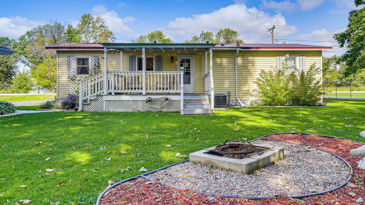 Krakow Cottage | Lake Views & Fireside Bliss: Cecil Cottage w/Yard