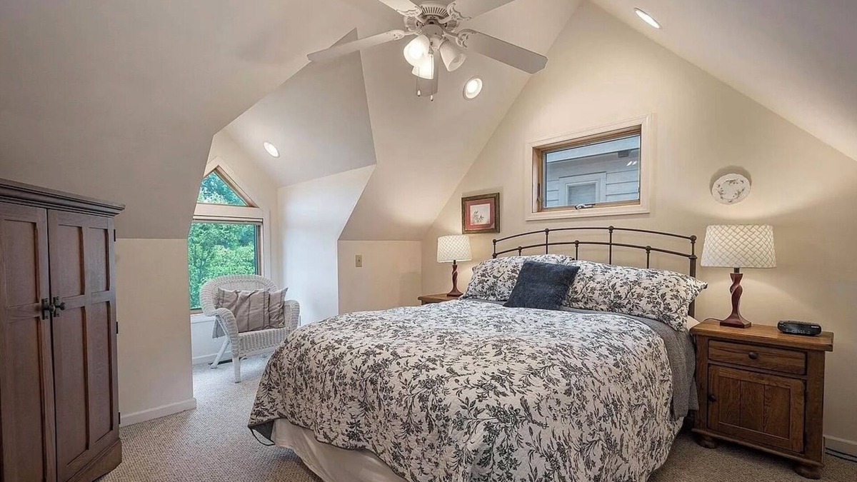 Mountainside Ski Chalet | Lake Views! HOT TUB! 8 min to WISP ski. Central Location. Walk to Coffee & Eats.