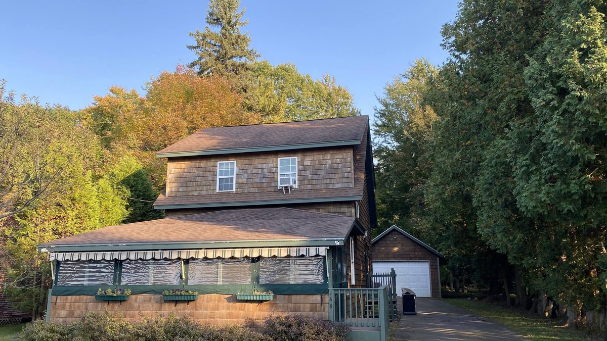 Malletts Bay Cabin | Lake Views with Beach Access